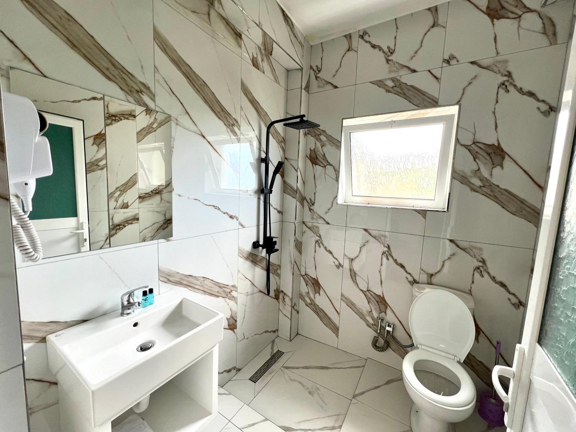 Redi'S Seaview Apartments Саранде Екстериор снимка